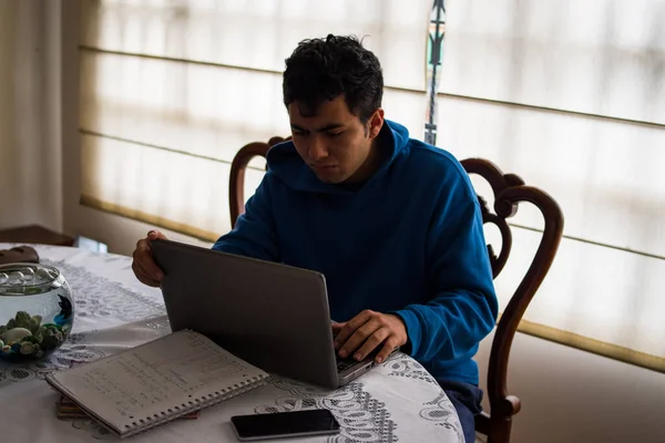 Jongeman Blauwe Trui Werkt Thuis Met Zijn Computer Telefoon — Stockfoto