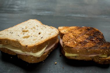 Koyu ahşap masada reçelli ve peynirli taze sandviç. 