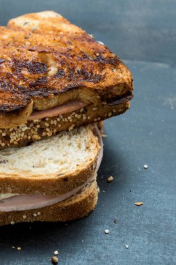 Koyu ahşap masada reçelli ve peynirli taze sandviç. 