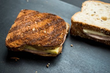 Koyu ahşap masada reçelli ve peynirli taze sandviç. 