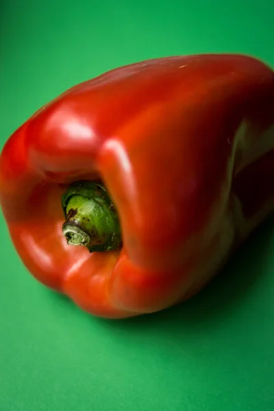 浅绿色表面上的鲜红胡椒 — 图库照片