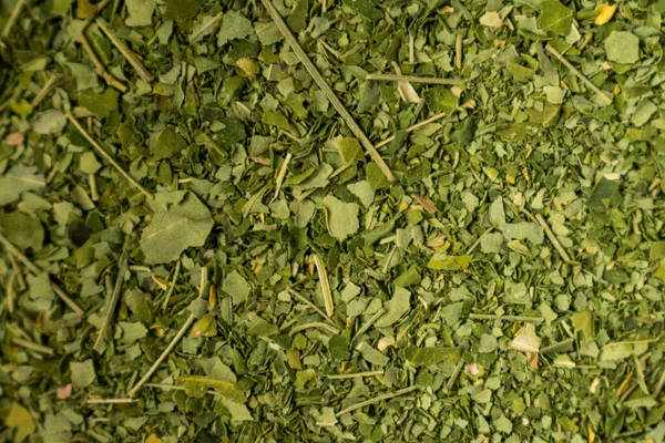 Biraz yeşil baharat ve bir kaşık ve bir tencere ile ahşap bir siyah yüzey  