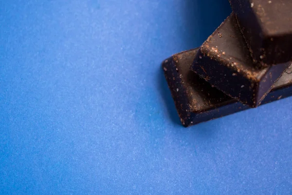 Barras Chocolate Frescas Doces Uma Superfície Azul — Fotografia de Stock