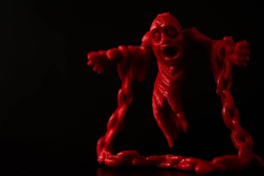 Siyah arka planda korkunç cadılar bayramı kırmızı hayalet oyuncağı.