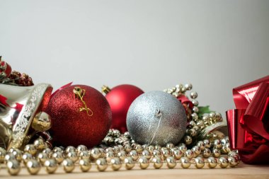 Kırmızı ve gümüş noel baloları Noel 'de süslemek için Noel çanlarıyla 