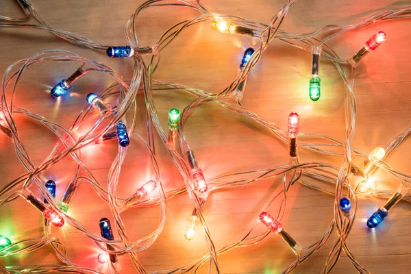 Ahşap bir masada renkli noel ışıkları  