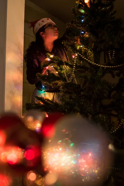 Dziewczyna Robi Choinkę Kilkoma Kolorowymi Światłami Kulkami Świątecznymi Domu — Zdjęcie stockowe