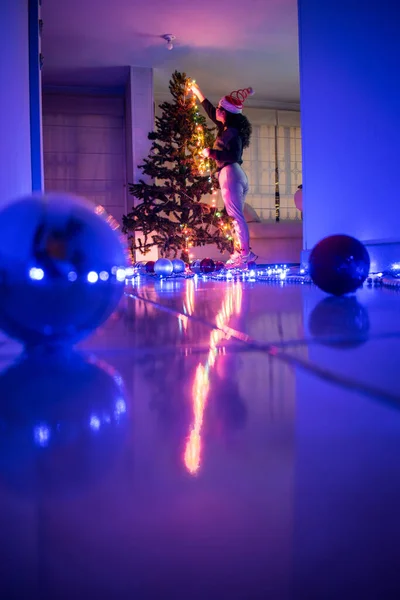 Chica Haciendo Árbol Navidad Con Algunas Luces Colores Bolas Navidad — Foto de Stock