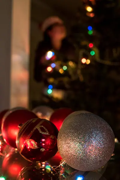 Chica Haciendo Árbol Navidad Con Algunas Luces Colores Bolas Navidad — Foto de Stock