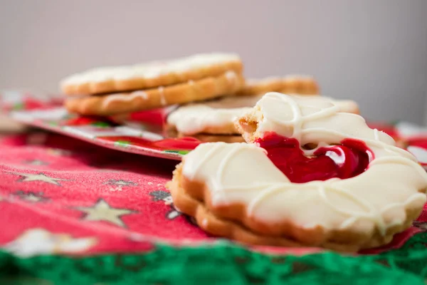 クリスマスハートクッキー家での赤いクリスマスの道 — ストック写真