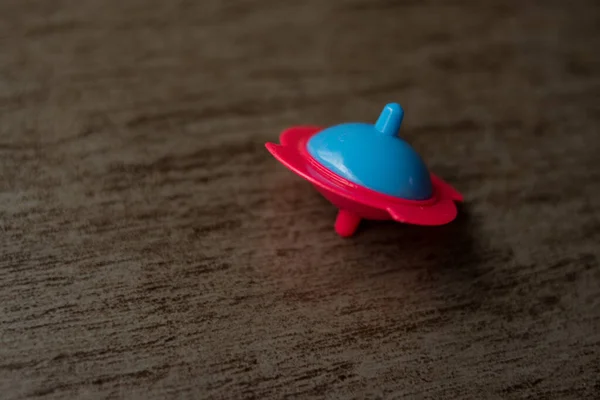 Tahta masada renkli küçük çocuklar oynuyor. 