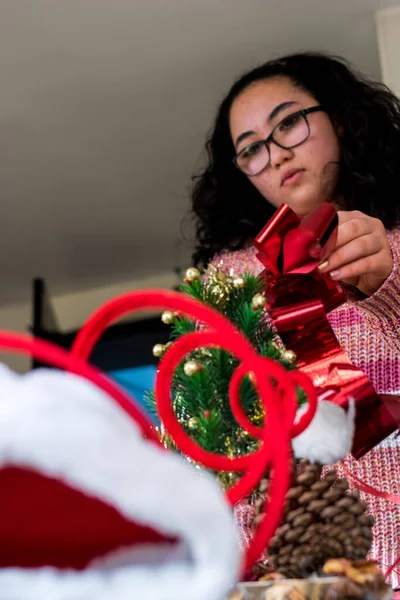 Gözlüklü Bir Kız Noel Süveteri Giyiyor Evdeki Masada Bazı Noel — Stok fotoğraf