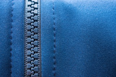 Mavi bir ceketin fermuarı. 