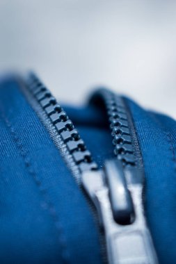 Mavi bir ceketin fermuarı. 
