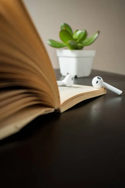 Een Moderne Witte Koptelefoon Een Boek Met Een Plantje Een — Stockfoto