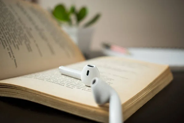 Een Moderne Witte Koptelefoon Een Boek Met Een Plantje Een — Stockfoto