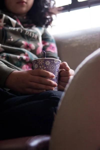 Ragazza Con Gli Occhiali Indossa Maglione Verde Floreale Bere Casa — Foto Stock