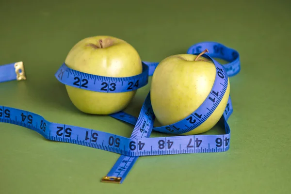 Conceito Dieta Maçã Verde Com Fita Métrica — Fotografia de Stock