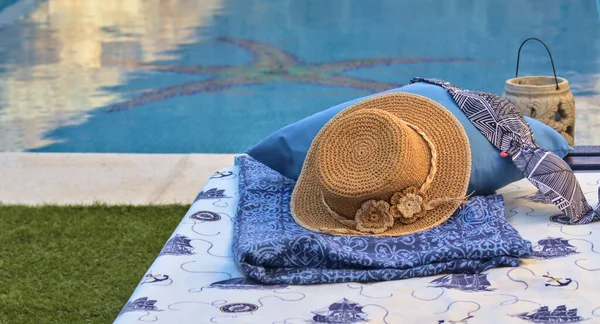 휴식의 개념은 수영장 음료와 모자와 선택적 스톡 이미지