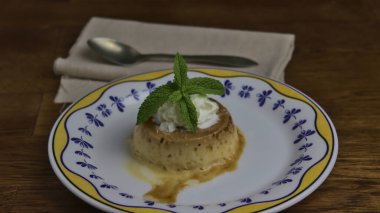 Popüler peynirli muhallebi, karamel soslu İspanyol tatlısı ve krem şantili.