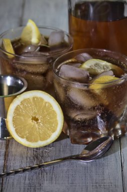 Küba Libre 'i ferahlatan, yıllanmış altın rom, kola ve limonla yapılmış, evde hazırlanmış, akşam yemeği sonrası içkisi.