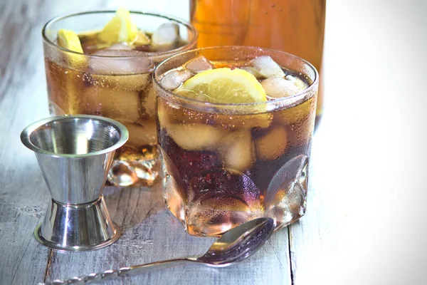 Refreshing Cuba Libre Made Aged Golden Rum Cola Lemon Prepared — Stock Photo, Image