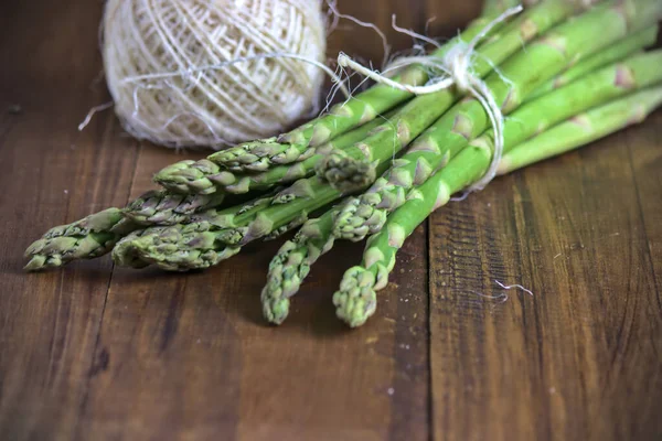 Asperges Vertes Crues Sur Une Vieille Planche Bois — Photo