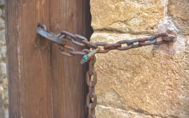 Kale kapısında eski zincirler