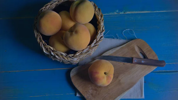 Peaches Seasonal Fruit Wicker Bowl — Stock Photo, Image