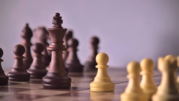 Σκάκι Όπου Ένα Πιόνι Ντροπιάζει Τον Βασιλιά Μια Έννοια Παρόμοια — Φωτογραφία Αρχείου