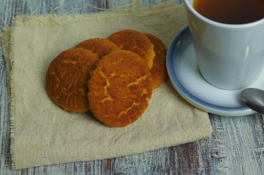 Kahvaltıda bir fincan kahve ya da çay eşliğinde karidesli kurabiye.