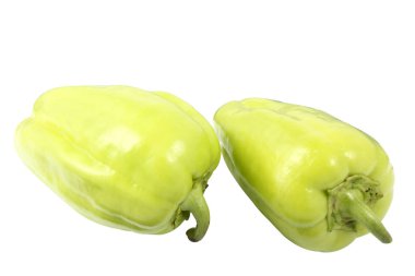 Beyaz bir arka plan üzerinde izole iki Olgun biber (tatlı biber veya kırmızı biber olarak da bilinir)