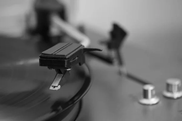 Primer Plano Viejo Tocadiscos Vinilo Estéreo Lápiz Sobre Disco Vinilo —  Fotos de Stock