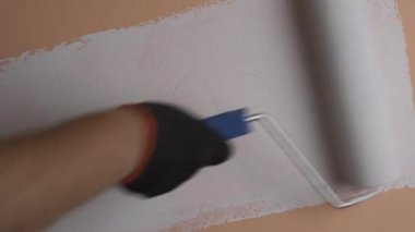 Adamın biri duvara kötü problem çözme konsepti çizmiş.