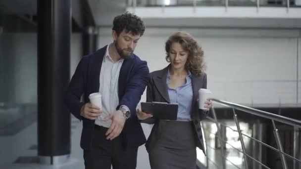 Deux collègues parlent et travaillent ensemble sur le lieu de travail sans autre personne. Toutes les autres portes sont fermées au centre de bureau — Video