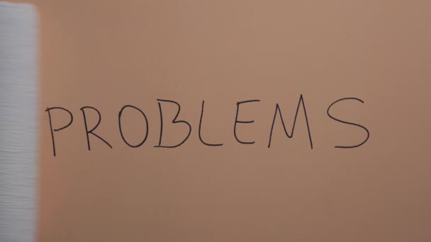 Людина малює на стіні "проблеми" концепцію розв'язання поганих проблем — стокове відео