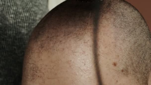 Corte de cabelo e barba em casa por epidemia de infecção pelo coronavírus COVID-19. Homem faz um corte de cabelo em casa, porque todas as barbearias estão fechadas — Vídeo de Stock