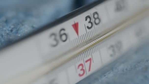 Quecksilberthermometer in Nahaufnahme rotierend. hohe Körpertemperatur 38 Grad Celsius — Stockvideo