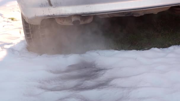 Motor de arranque de coche diesel con gran cantidad de humo. Dejando un cartel negro en la nieve. Problema de ecología con los coches — Vídeos de Stock