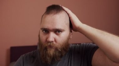 Erkekler saçlarını komik bir şekilde kestiriyorlar.
