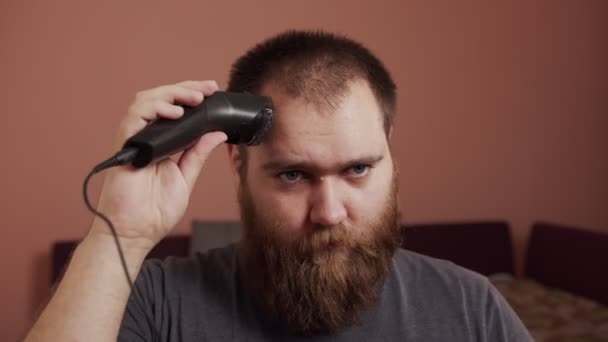 COVID-19. Homem faz um corte de cabelo em casa, porque todas as barbearias estão fechadas — Vídeo de Stock