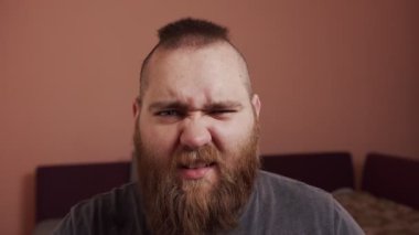 Saldırgan adamın suratı asık. O kızgın ve kameraya kötü duygular gösteriyor. Eğlenceli bir an.