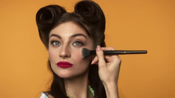 Attractive pin up girl applying powder with brush — Stock Video