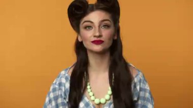 Flört eden kadın rujunu kontrol ediyor ve kameraya bakıyor.