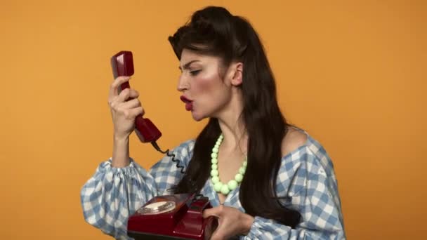 Разъяренная женщина кричит в ретро-мобильнике — стоковое видео