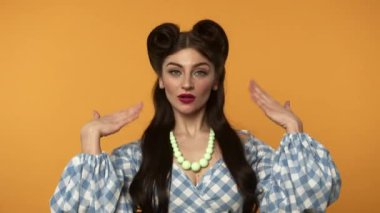 Zarif kadın saç stilini kontrol ediyor ve nazikçe gülümsüyor.