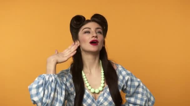 Alegre pin up chica comprobar el peinado y sonreír a la cámara — Vídeo de stock