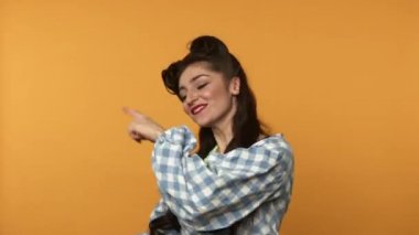 Mutlu pin-up kız dans, jest ve komik yüz ifadeleri