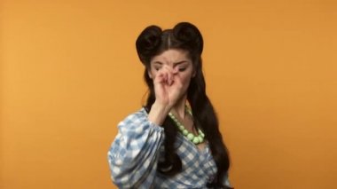 Kategorik olarak kameraya el kol hareketi yapan ve hayır diyen bir kadın.