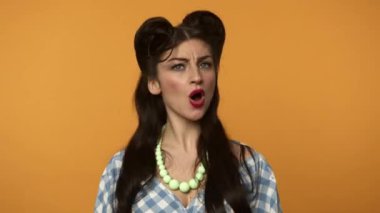 Olumsuz duygular ifade eden ve kameraya hayır diyen şüpheci bir kadın.